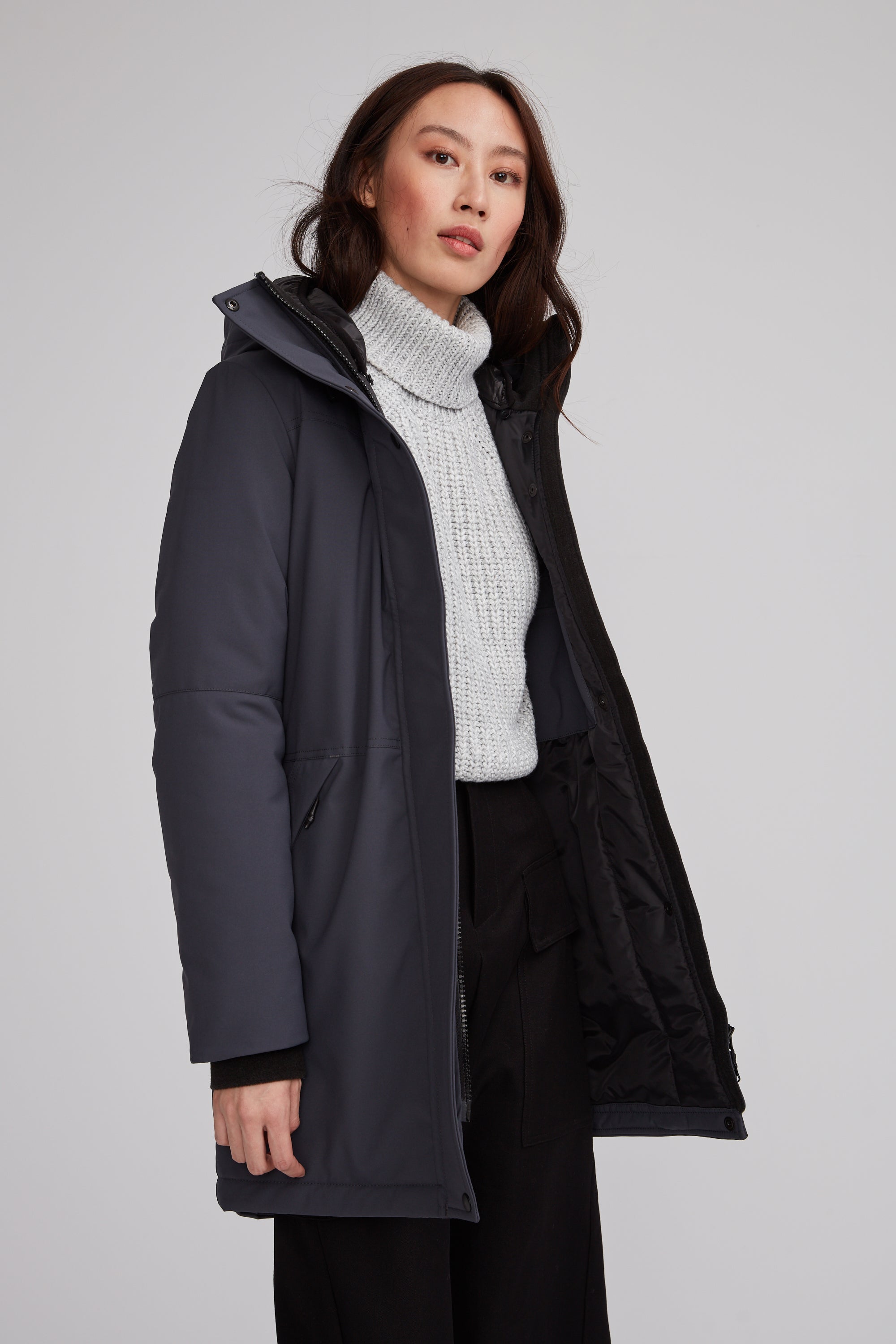 Manteau mi-cuisse fabriqué au Québec. Double capuchon. imperméable.