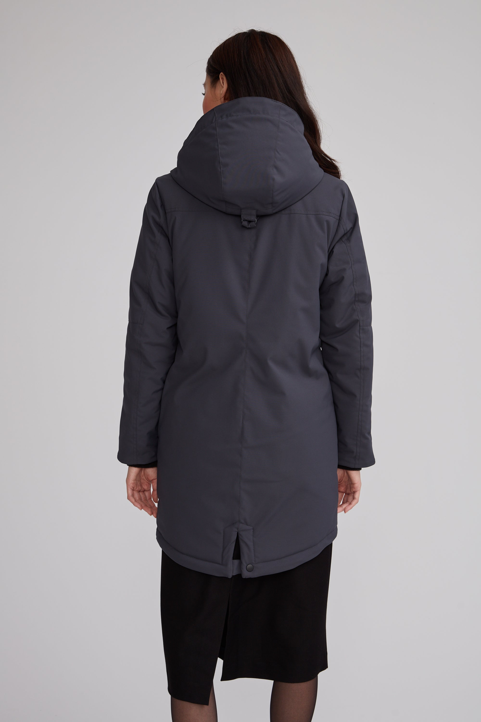 Manteau d'hiver chaud et écoresponsable de couleur grise. Coupe allongée au dos.