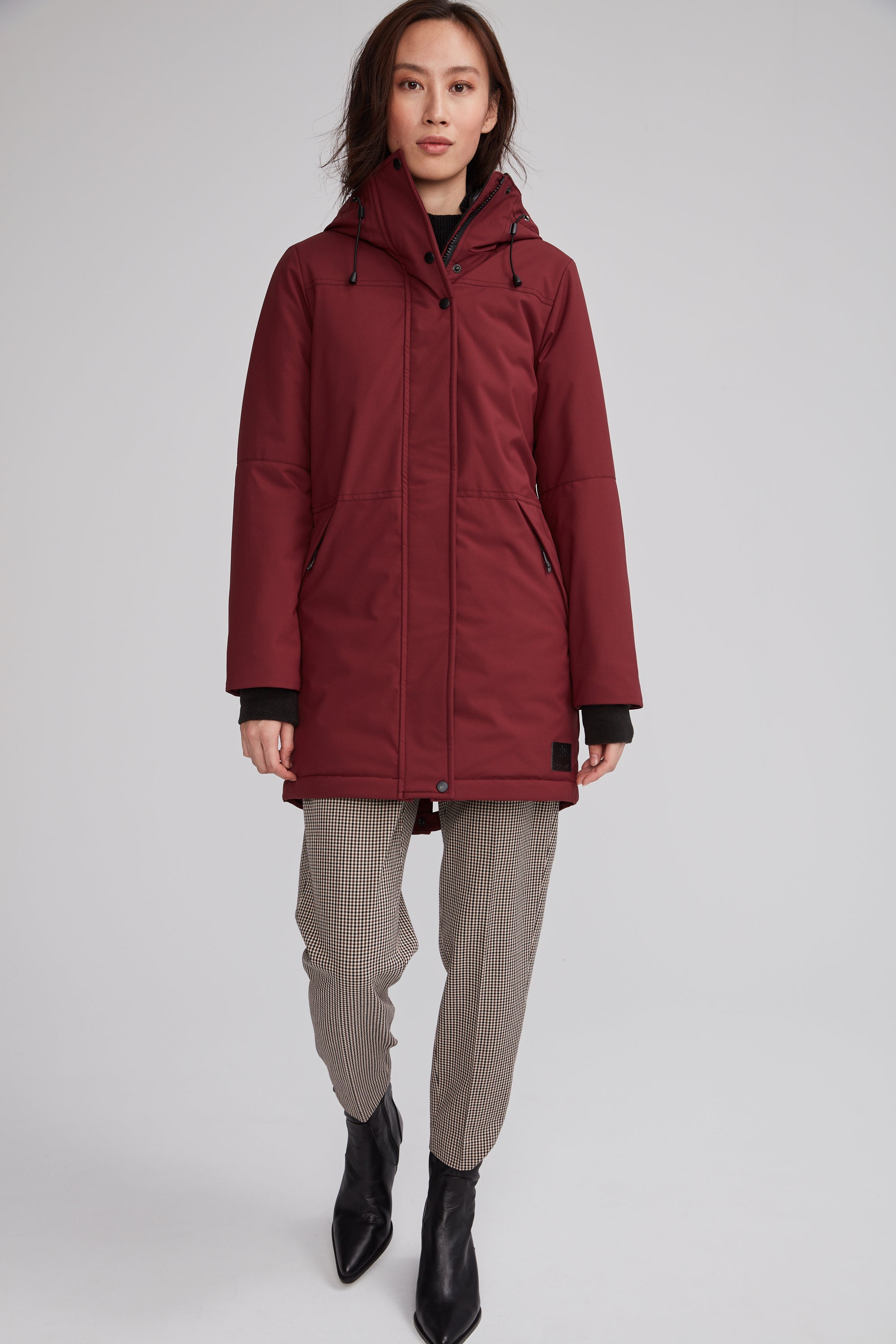 Manteau d'hiver mi-long fabriqué au Québec. Tissu en polyester recyclé.