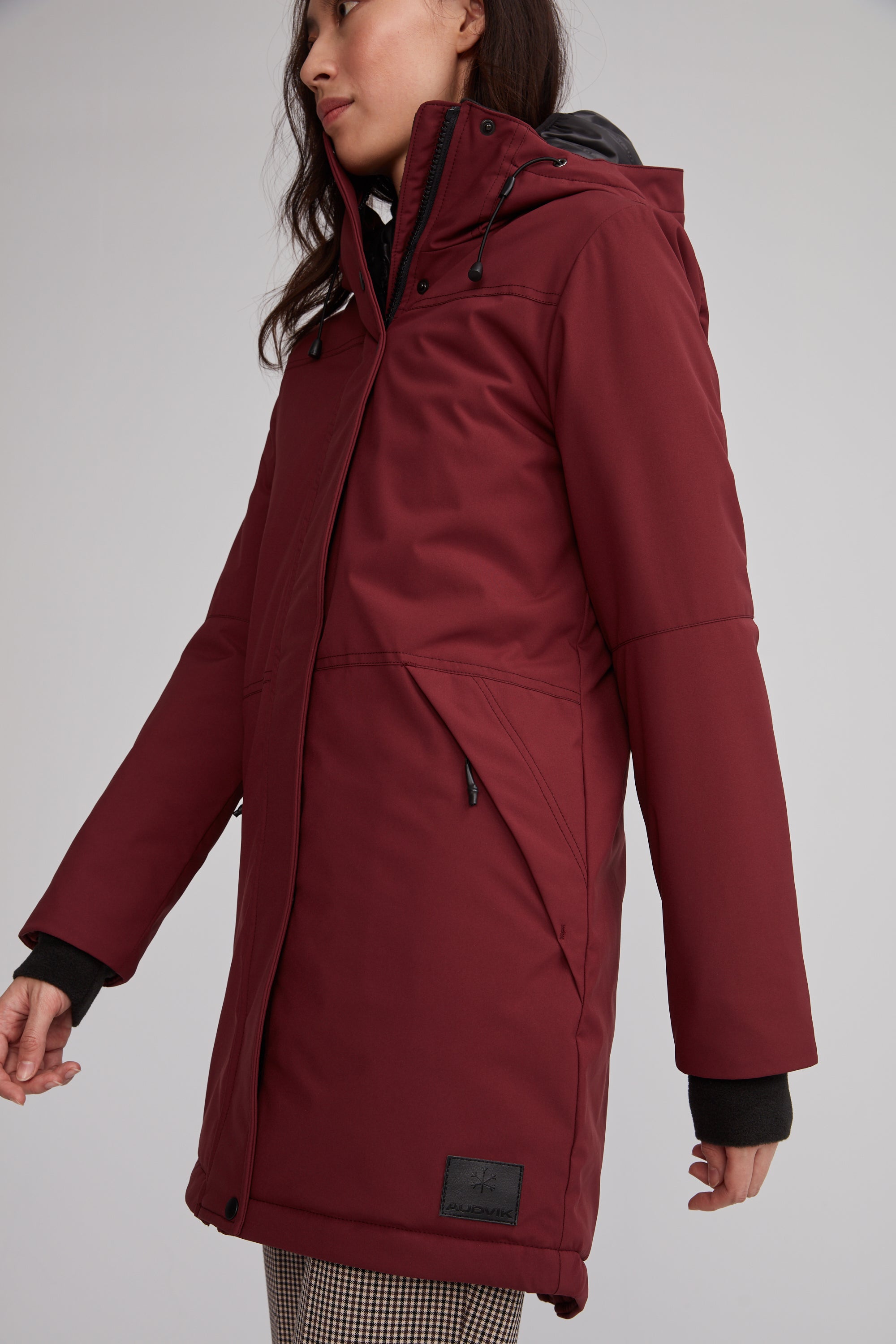 Manteau bourgogne pour femme. Protège du froid canadien. Double capuchon.