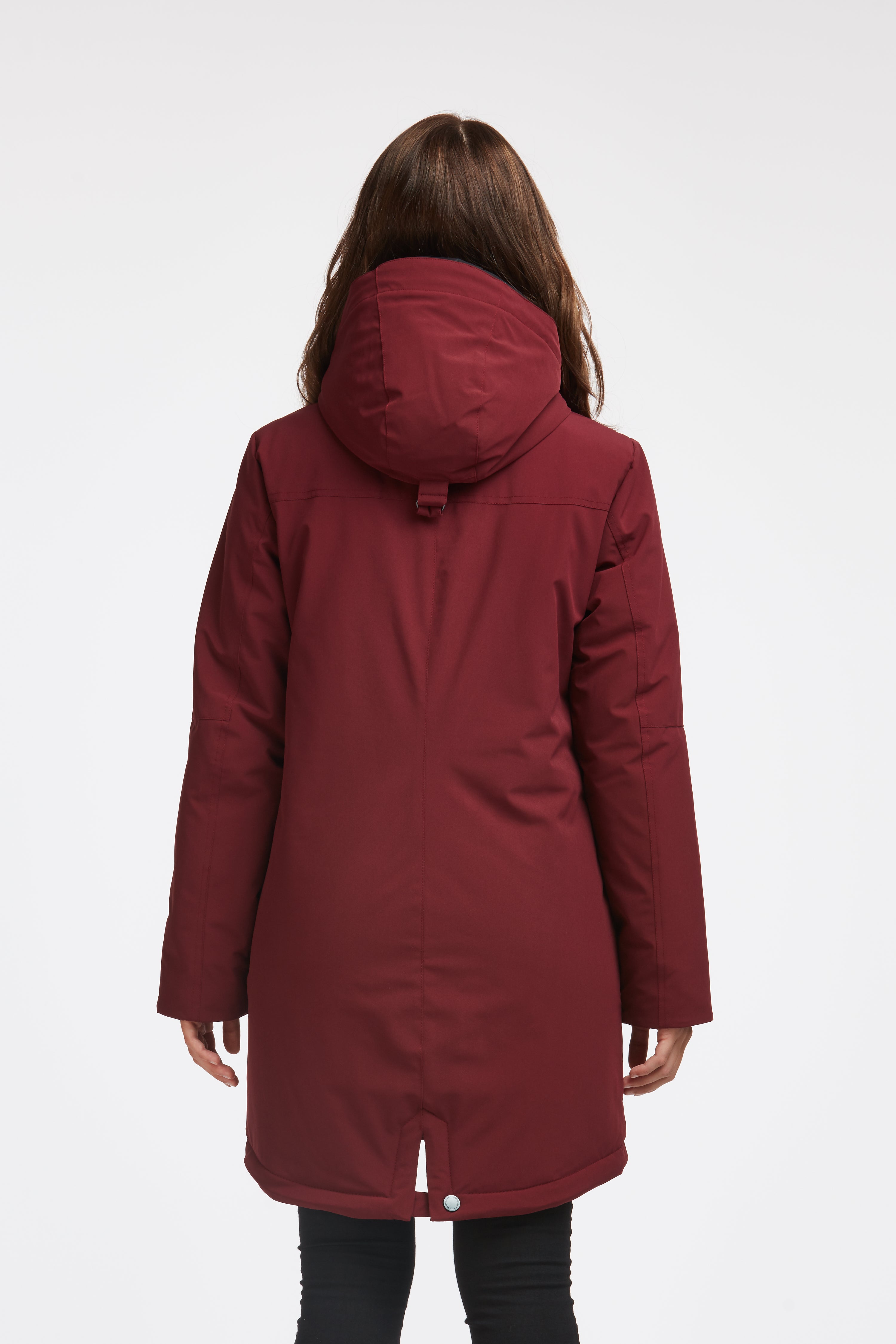 Manteau d'hiver mi-long pour femme. Manteau d'hiver fait au Québec, fait à partir de tissu haute performance. Manteau Imperméable, manteau coupe-vent et manteau respirant. Isolant synthétique et vegan. Manteau chaud bourgogne.
