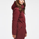 Manteau d'hiver mi-long pour femme. Manteau d'hiver fait au Québec, fait à partir de tissu haute performance. Manteau Imperméable, manteau coupe-vent et manteau respirant. Isolant synthétique et vegan. Manteau chaud bourgogne.