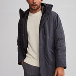 Manteau d'hiver imperméable pour homme. Manteau gris mi-cuisse.