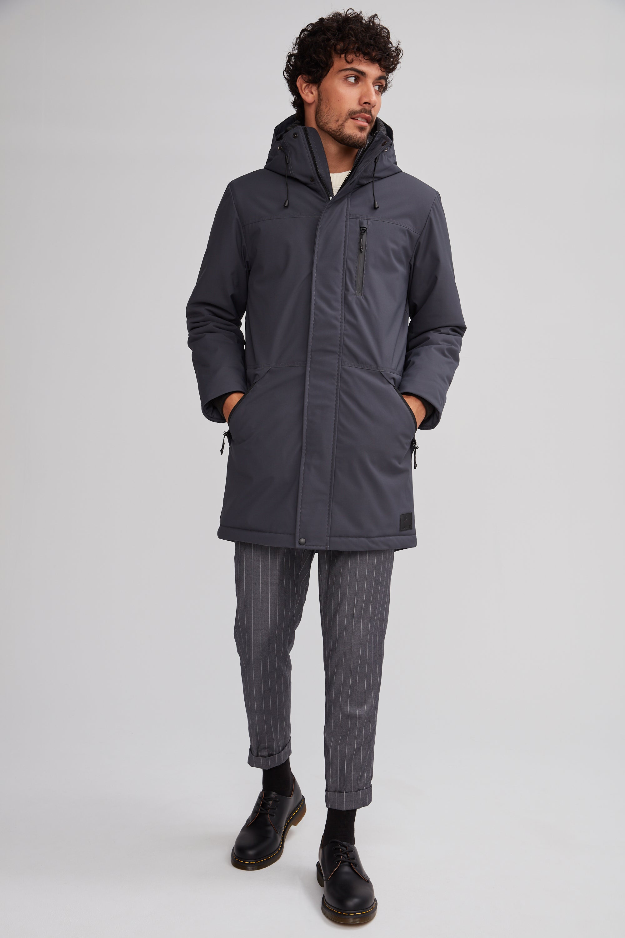 Manteau d'hiver mi-long pour homme. Fabriqué au Québec.