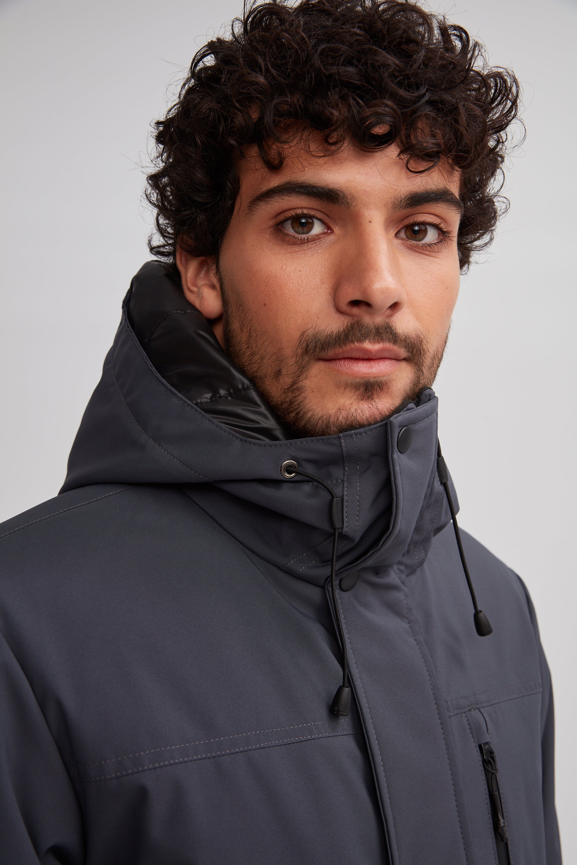 Isolant synthétique et vegan. Manteau chaud gris pour homme