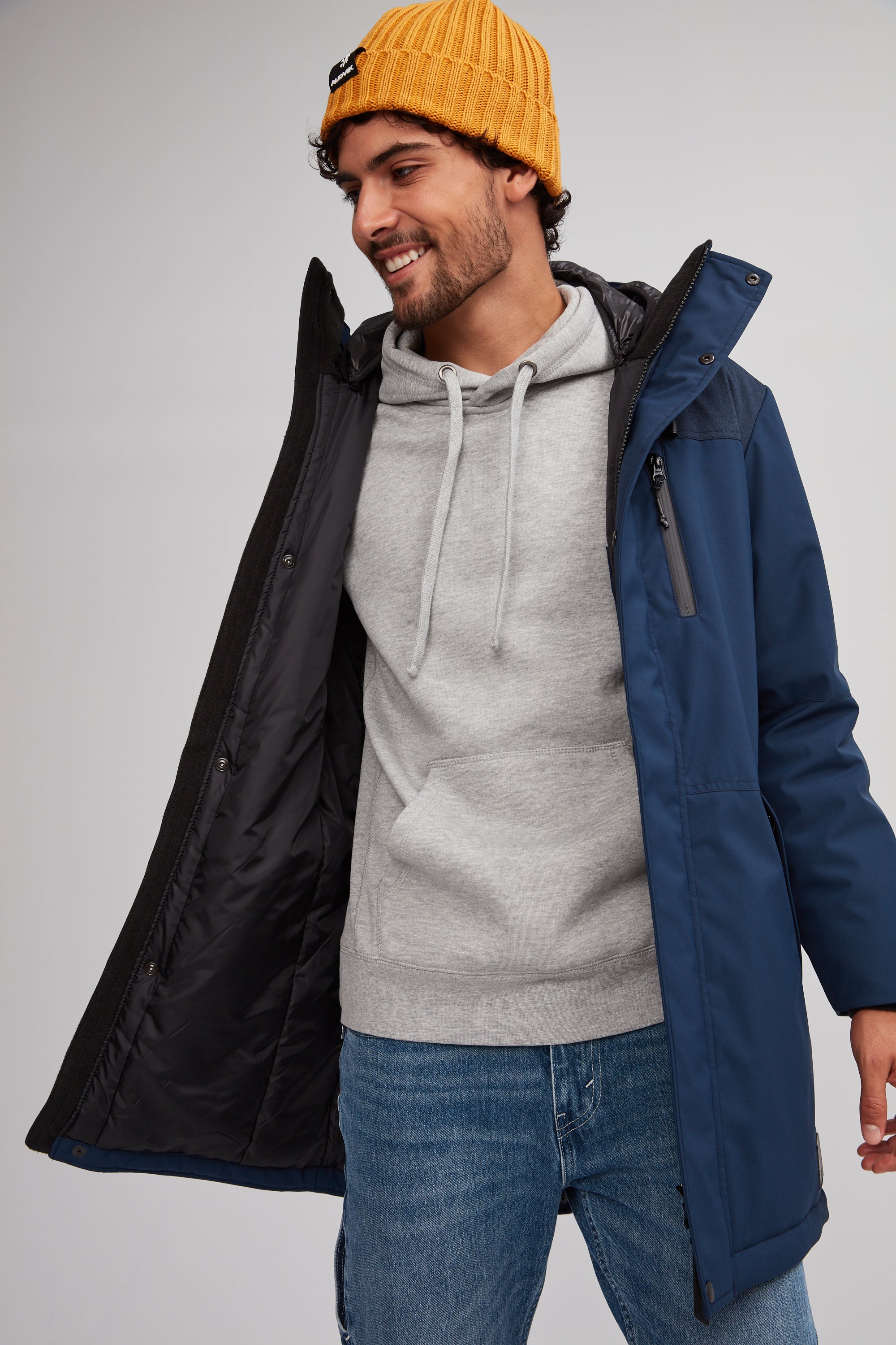 Manteau chaud bleu marine pour homme avec tuque jaune. Manteau d'hiver sport et vegan