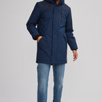 Manteau d'hiver fait de polyester recyclé. Isolant synthétique et vegan.