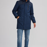 Manteau d'hiver fait de polyester recyclé. Isolant synthétique et vegan.