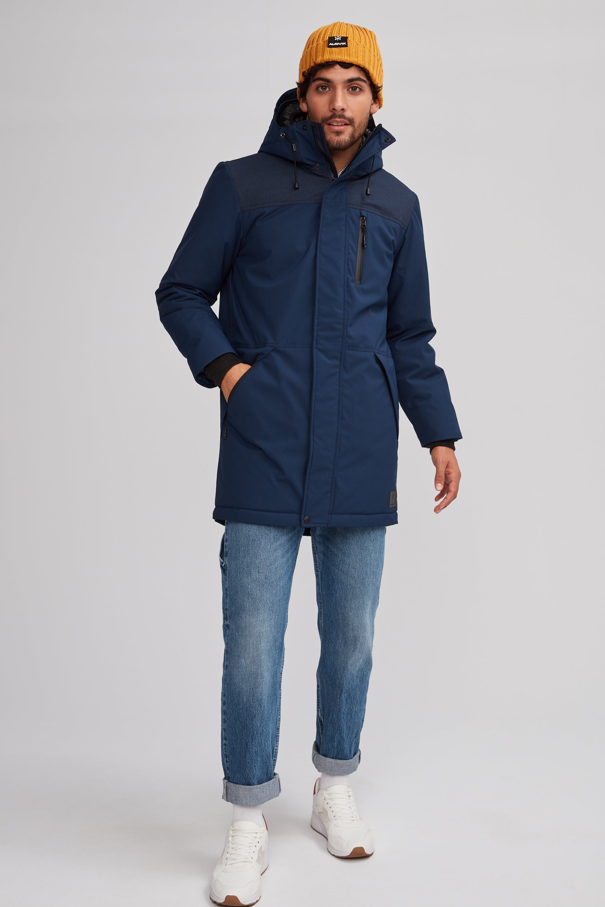 Manteau d'hiver fait de polyester recyclé. Isolant synthétique et vegan.