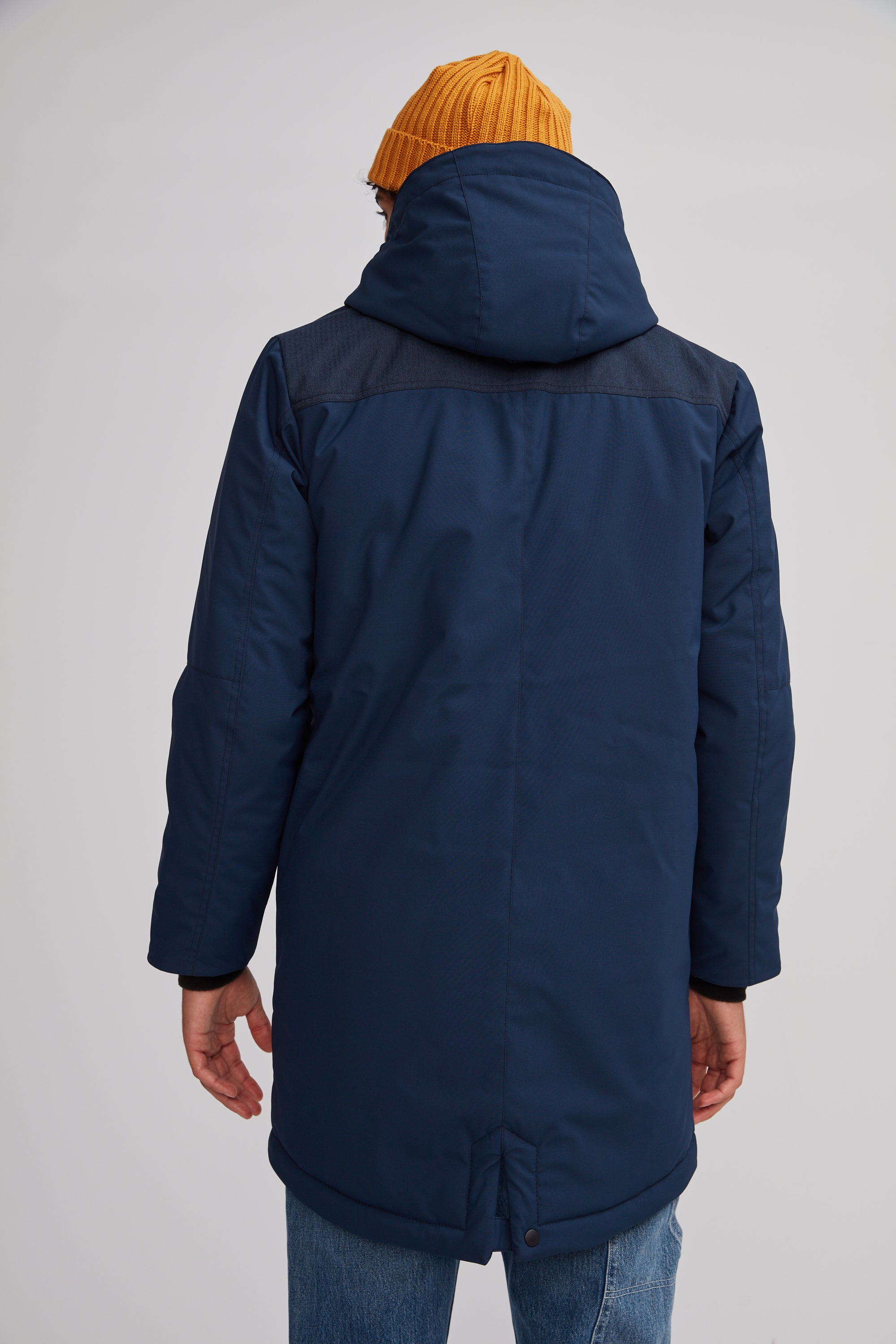Manteau chaud bleu marin coupe allongée au dos.