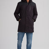 Manteau noir sportif pour homme. Double capuchon et coupe allongée au dos.