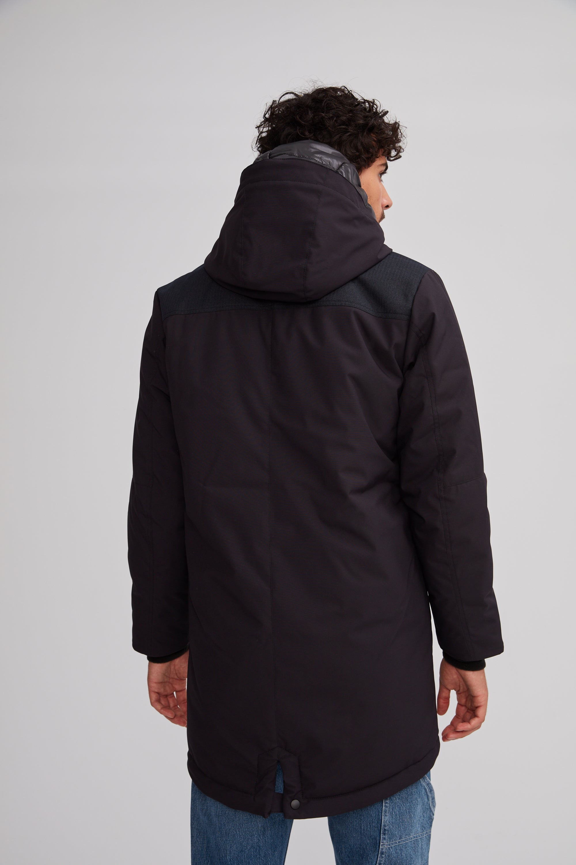 Manteau mi-cuisse noir pour homme. Fabriqué au Québec avec des matériaux innovants.