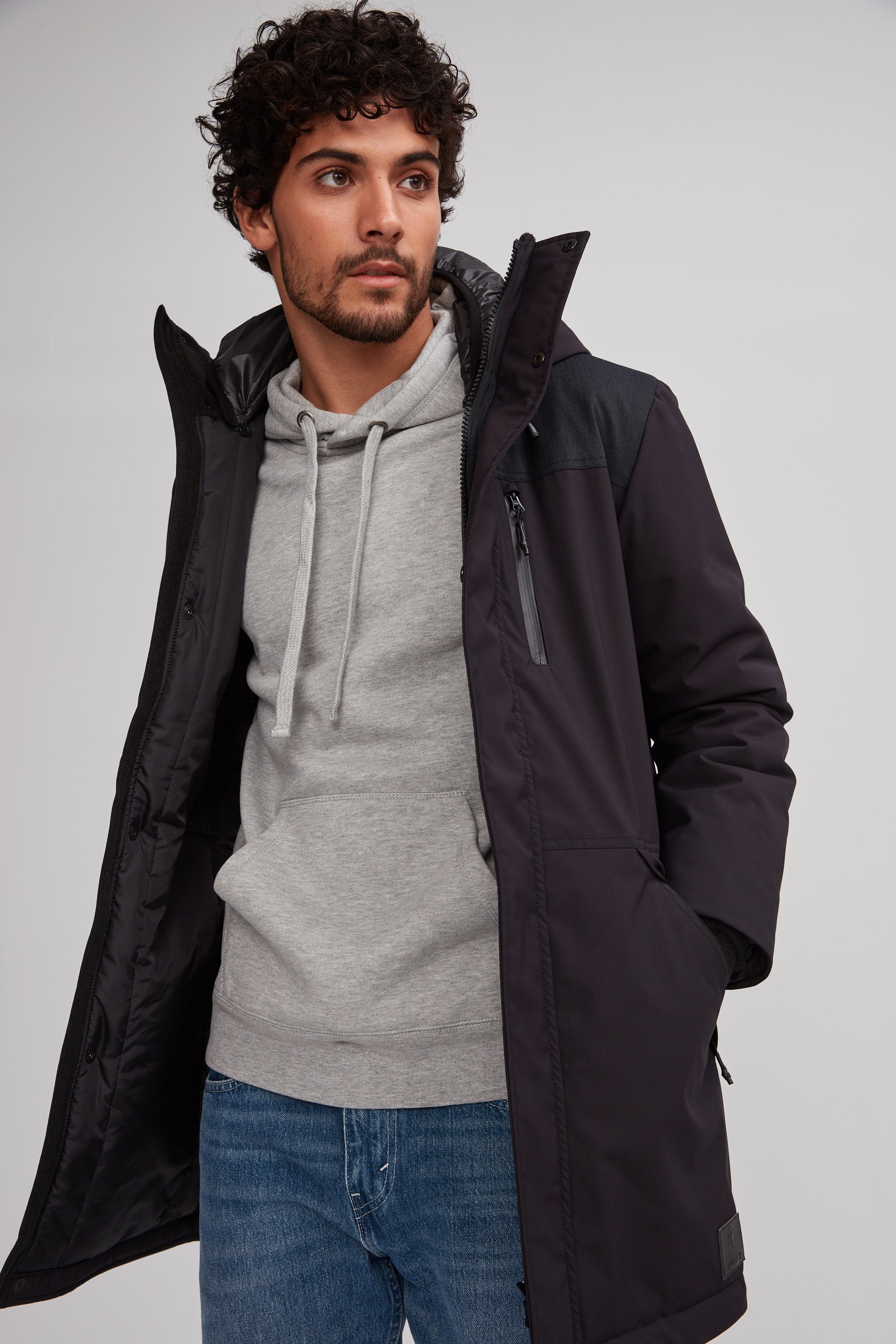 Manteau chaud noir pour homme. Isolant synthétique. Tissus de polyester recyclé.