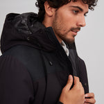 Manteau d'hiver noir avec double capuchon. Tissus respirants et chaud.