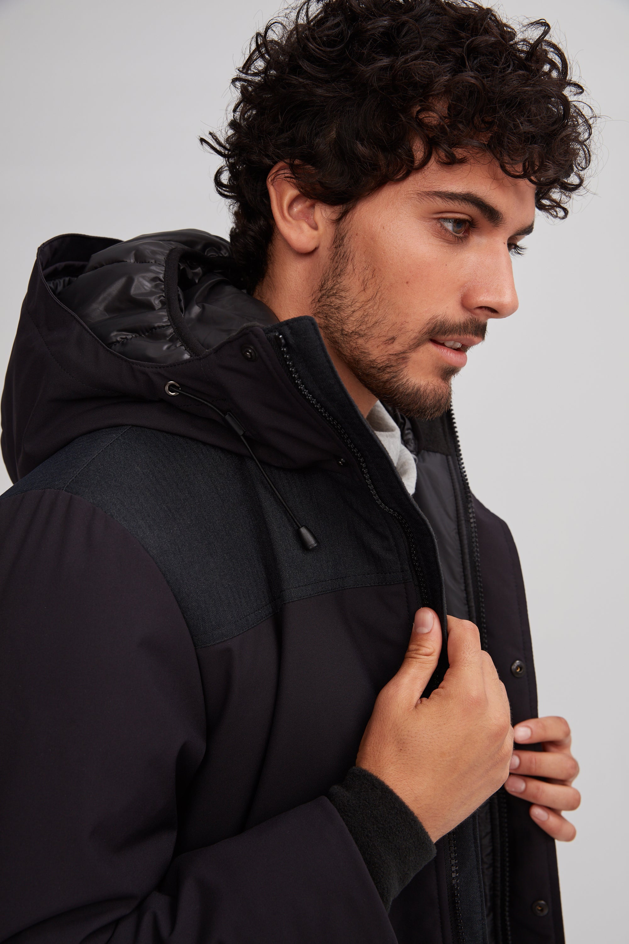 Manteau d'hiver noir avec double capuchon. Tissus respirants et chaud.