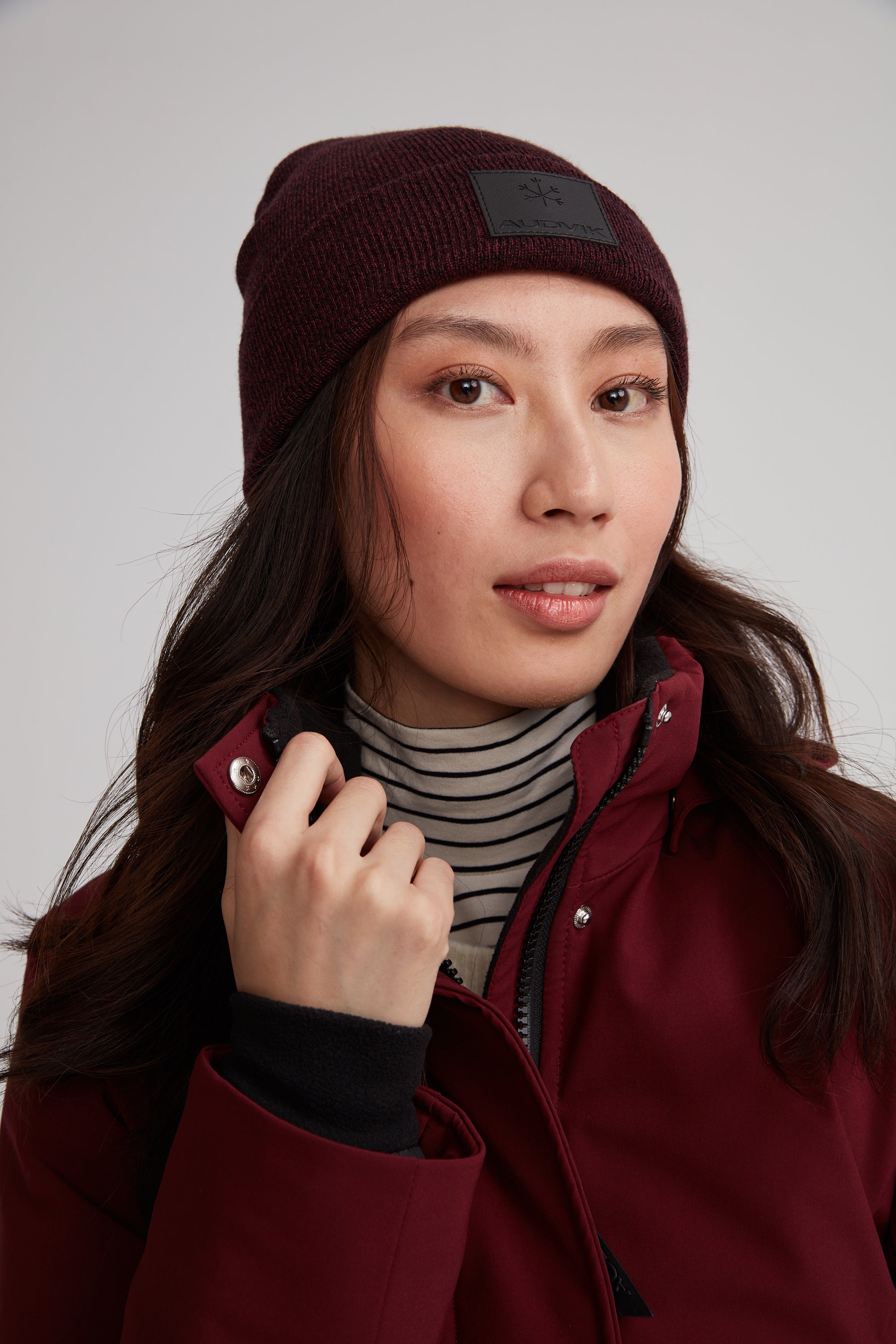 tuque unisexe bourgogne en acrylique fabriquée au québec 