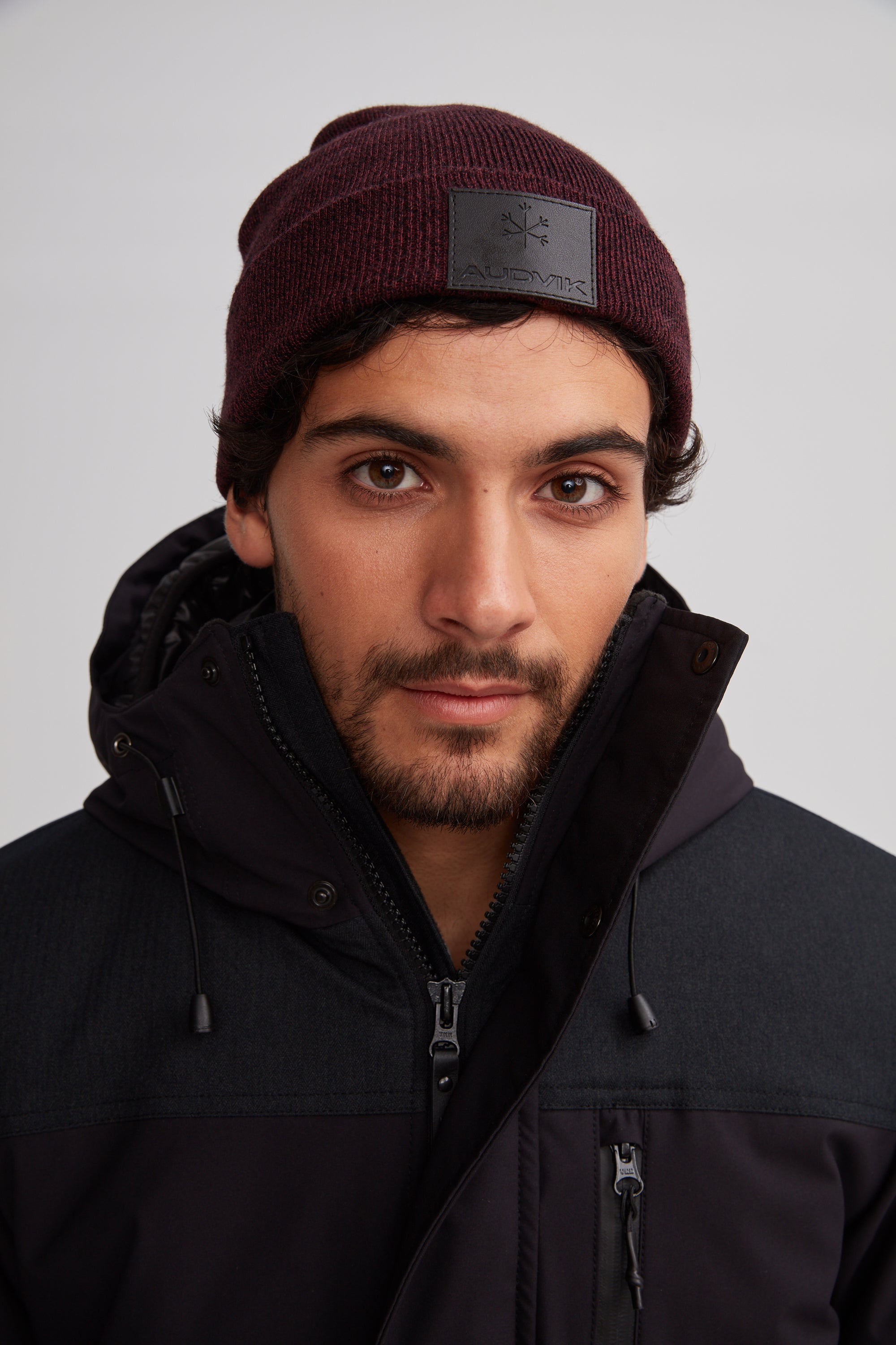 Tuque bourgogne fabriquée au Québec unisexe en acrylique